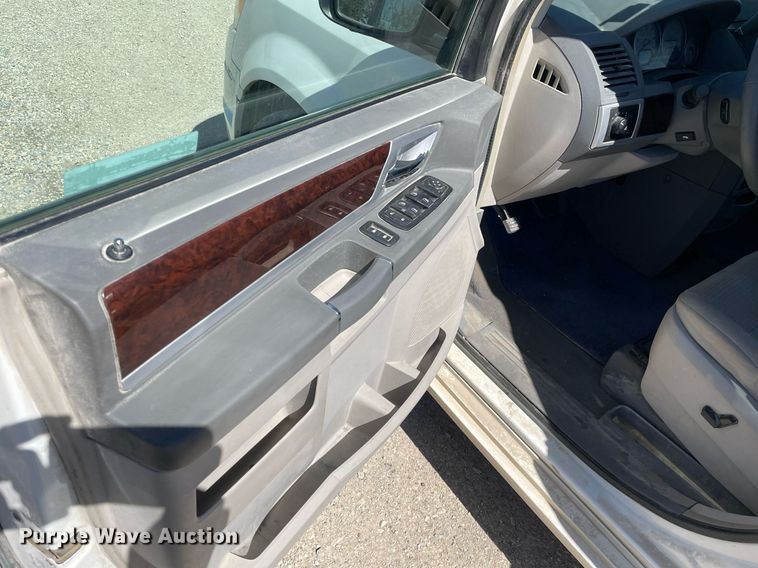 image for item LT9592 2010 Chrysler Town & Country  van