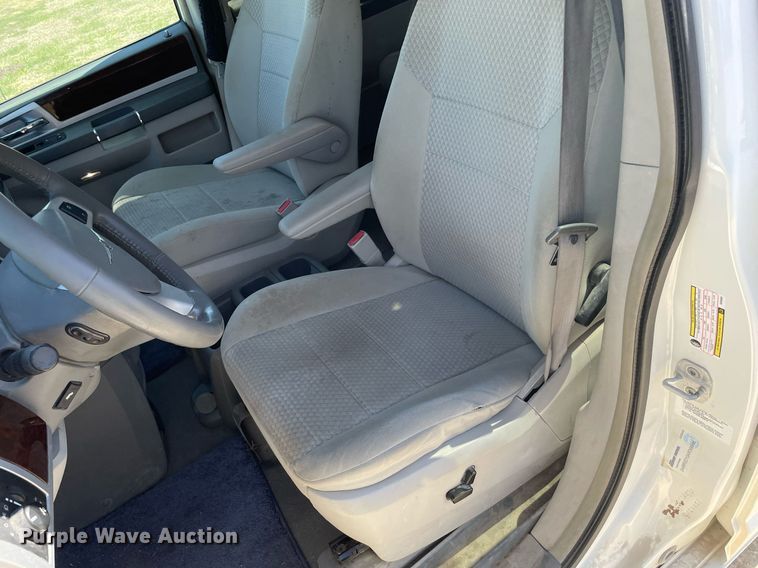 image for item LT9592 2010 Chrysler Town & Country  van