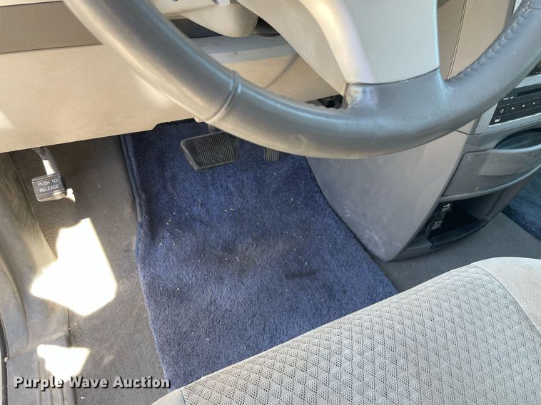 image for item LT9592 2010 Chrysler Town & Country  van