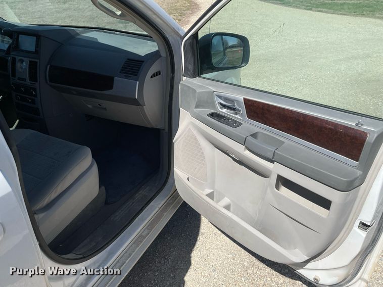 image for item LT9592 2010 Chrysler Town & Country  van