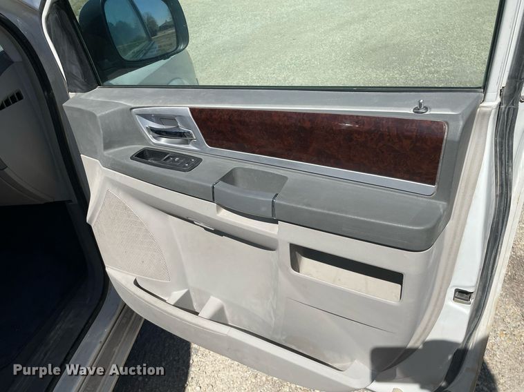 image for item LT9592 2010 Chrysler Town & Country  van