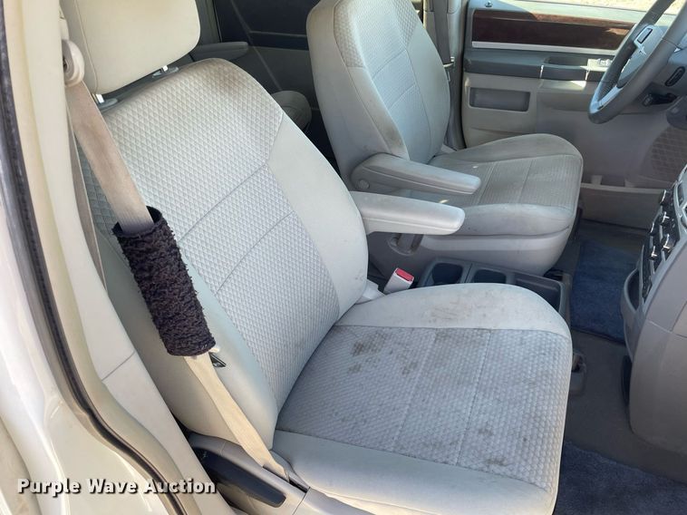 image for item LT9592 2010 Chrysler Town & Country  van