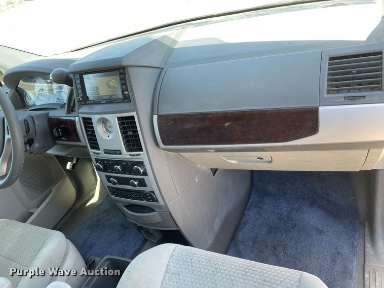 image for item LT9592 2010 Chrysler Town & Country  van