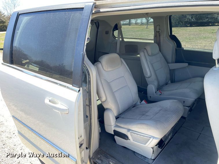 image for item LT9592 2010 Chrysler Town & Country  van