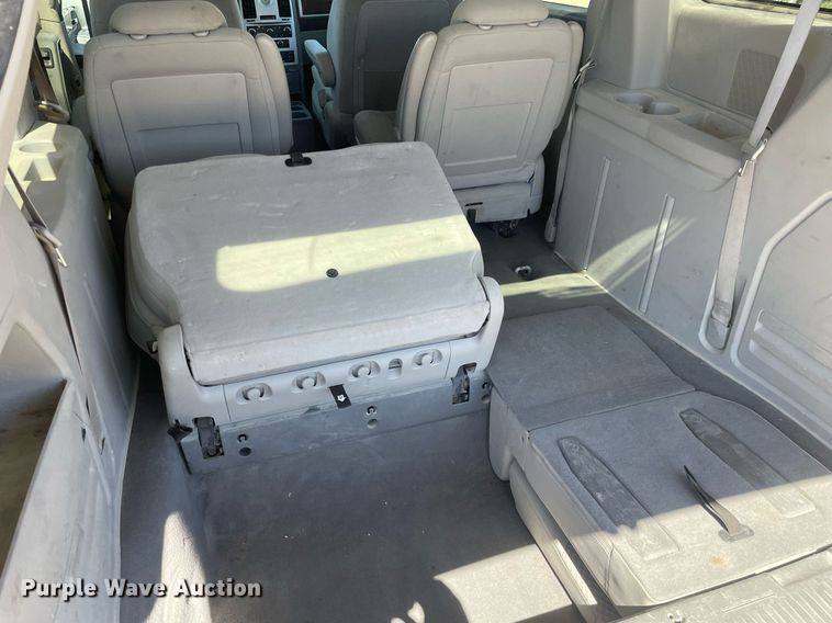 image for item LT9592 2010 Chrysler Town & Country  van