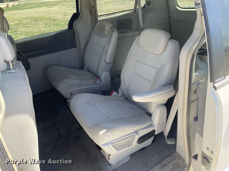 image for item LT9592 2010 Chrysler Town & Country  van