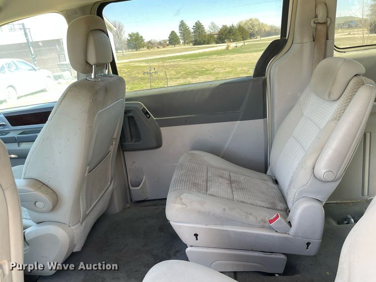 image for item LT9592 2010 Chrysler Town & Country  van