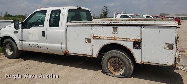 image for item LT9743 1999 Ford F350 Super Duty  SuperCab utility bed pickup truck