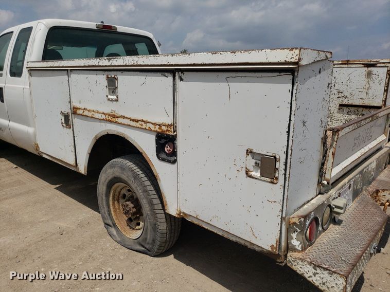 image for item LT9743 1999 Ford F350 Super Duty  SuperCab utility bed pickup truck