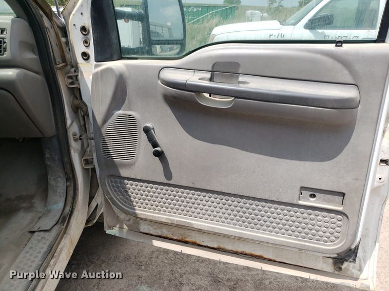 image for item LT9743 1999 Ford F350 Super Duty  SuperCab utility bed pickup truck