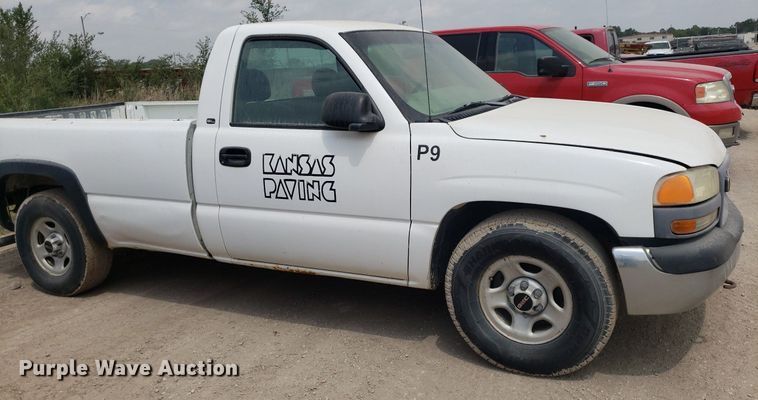 image for item LT9746 2000 GMC Sierra 1500  pickup truck