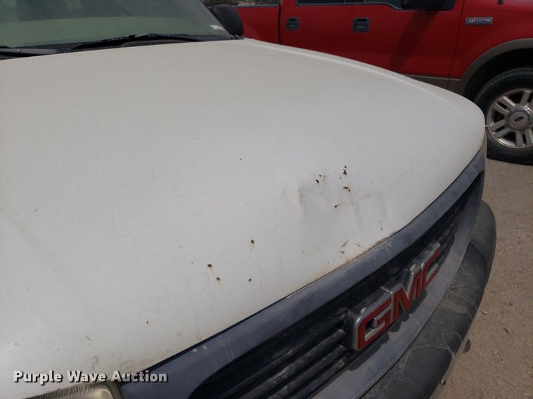 image for item LT9746 2000 GMC Sierra 1500  pickup truck