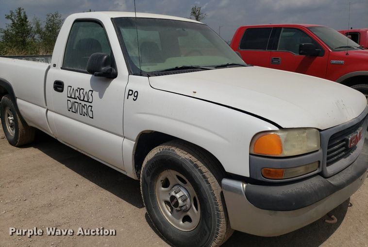 image for item LT9746 2000 GMC Sierra 1500  pickup truck