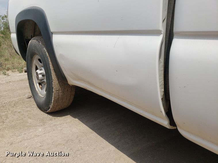 image for item LT9746 2000 GMC Sierra 1500  pickup truck