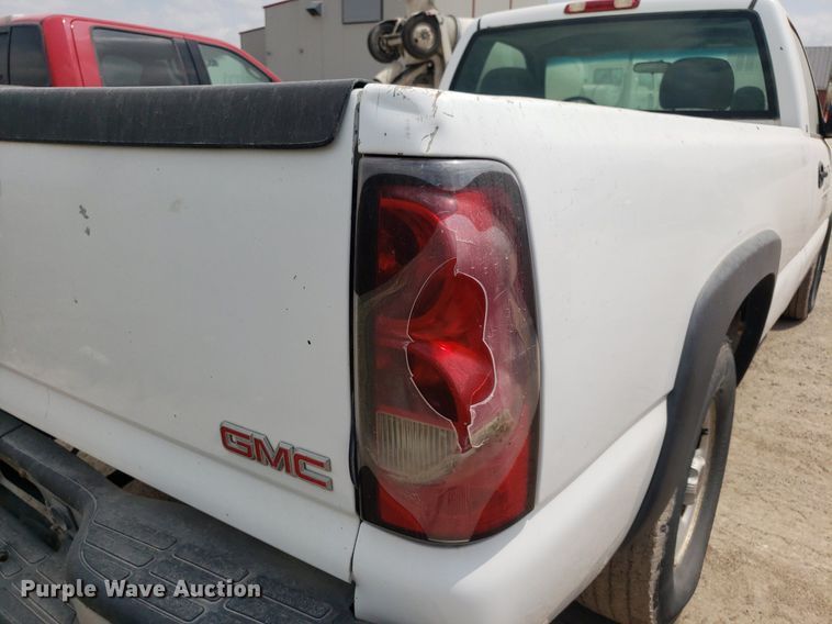 image for item LT9746 2000 GMC Sierra 1500  pickup truck