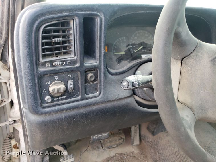 image for item LT9746 2000 GMC Sierra 1500  pickup truck
