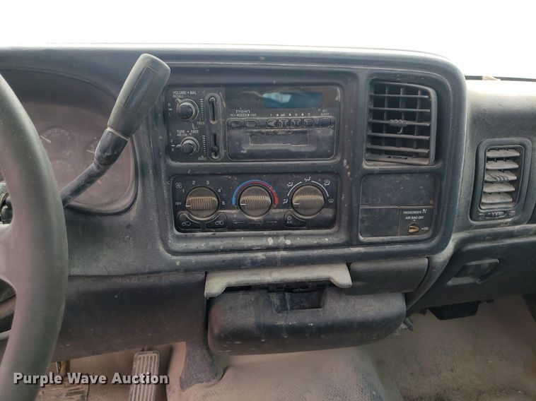 image for item LT9746 2000 GMC Sierra 1500  pickup truck