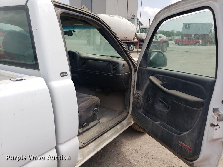 image for item LT9746 2000 GMC Sierra 1500  pickup truck