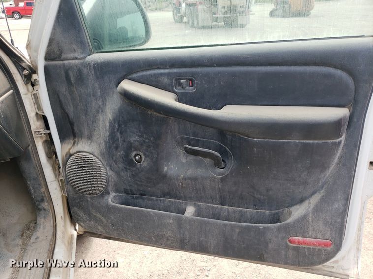 image for item LT9746 2000 GMC Sierra 1500  pickup truck