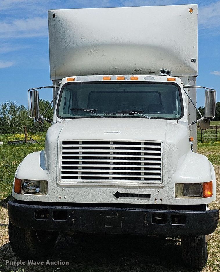 image for item LW9621 1997 International 4900  box truck