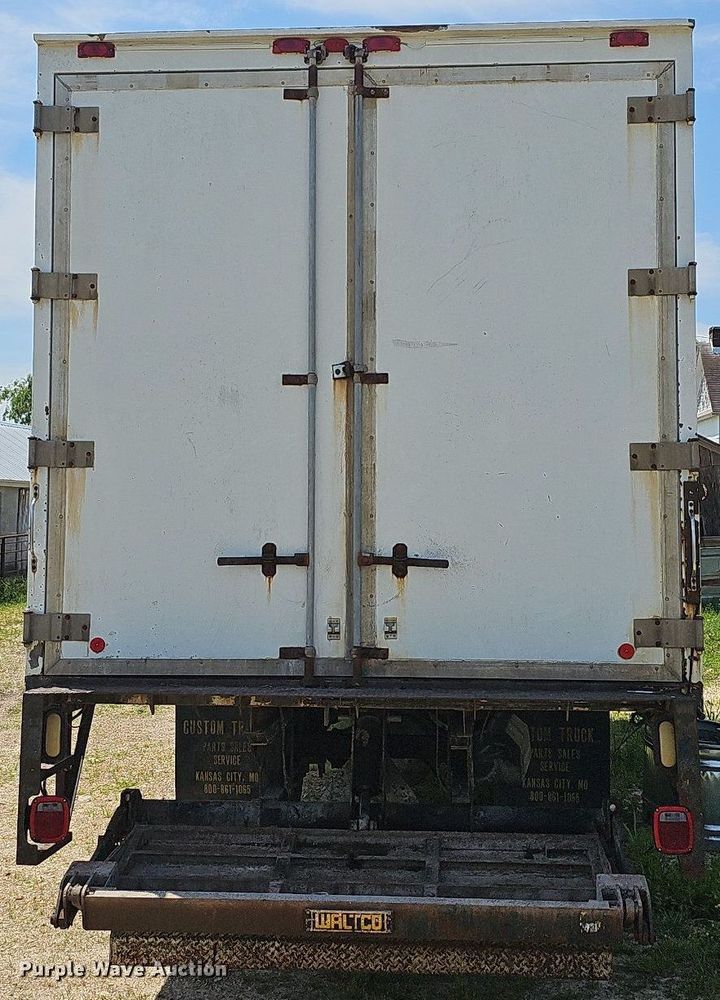 image for item LW9621 1997 International 4900  box truck