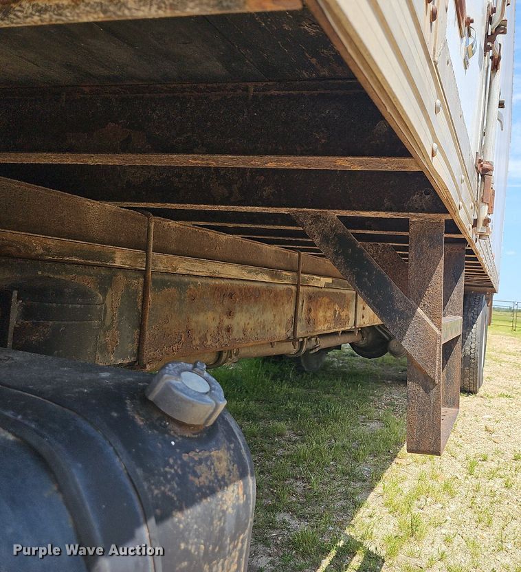 image for item LW9621 1997 International 4900  box truck