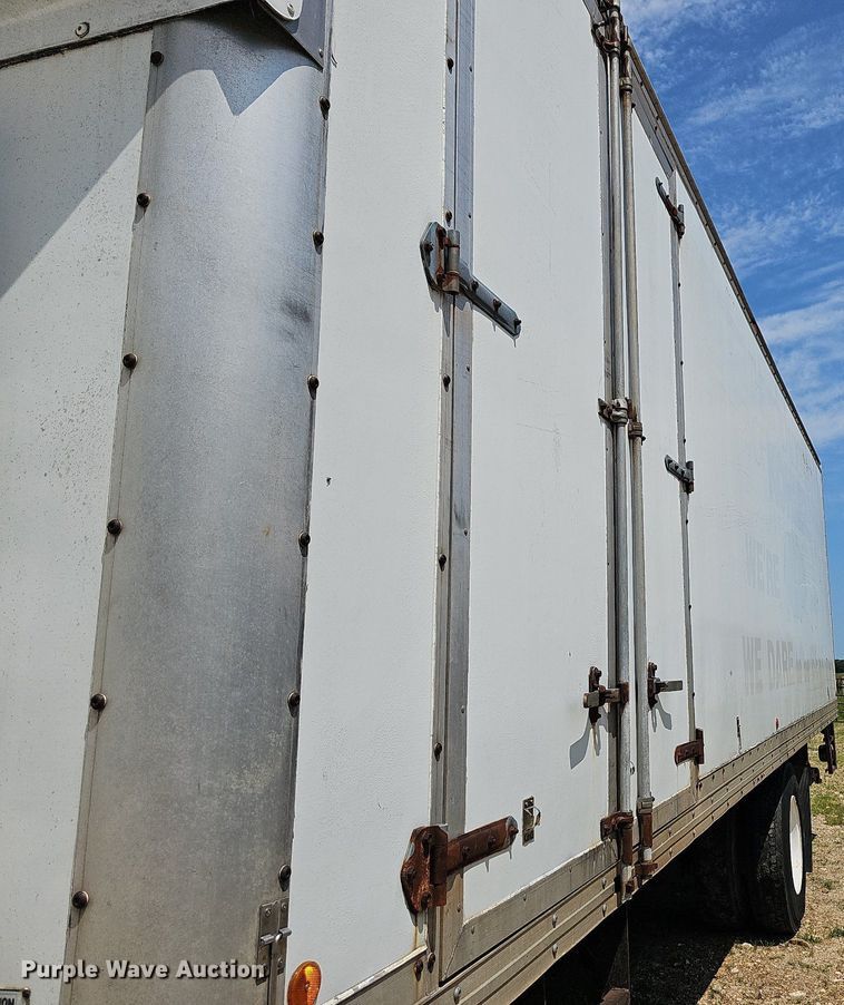 image for item LW9621 1997 International 4900  box truck