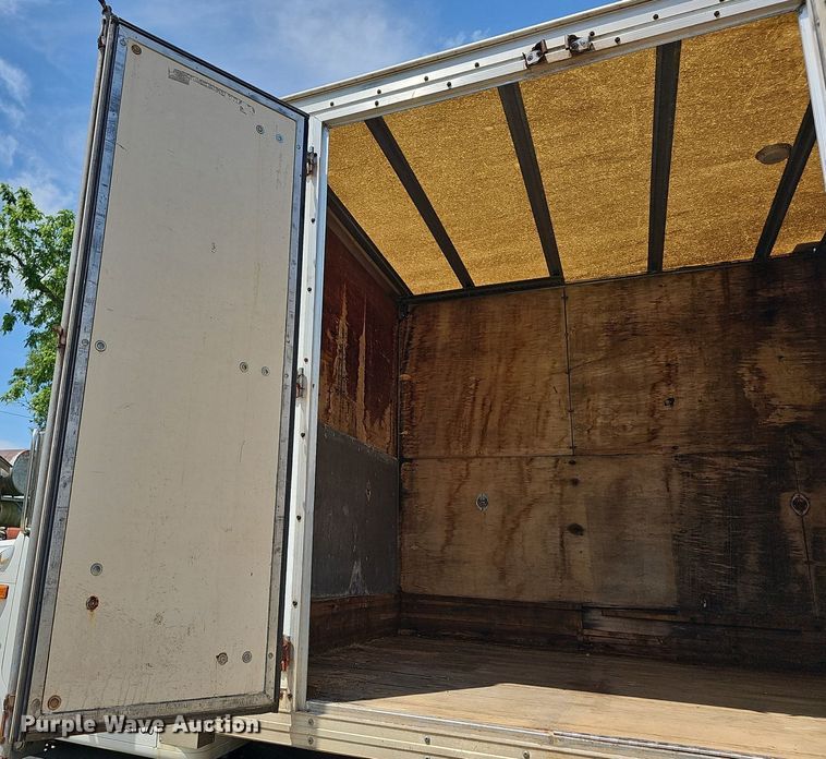 image for item LW9621 1997 International 4900  box truck