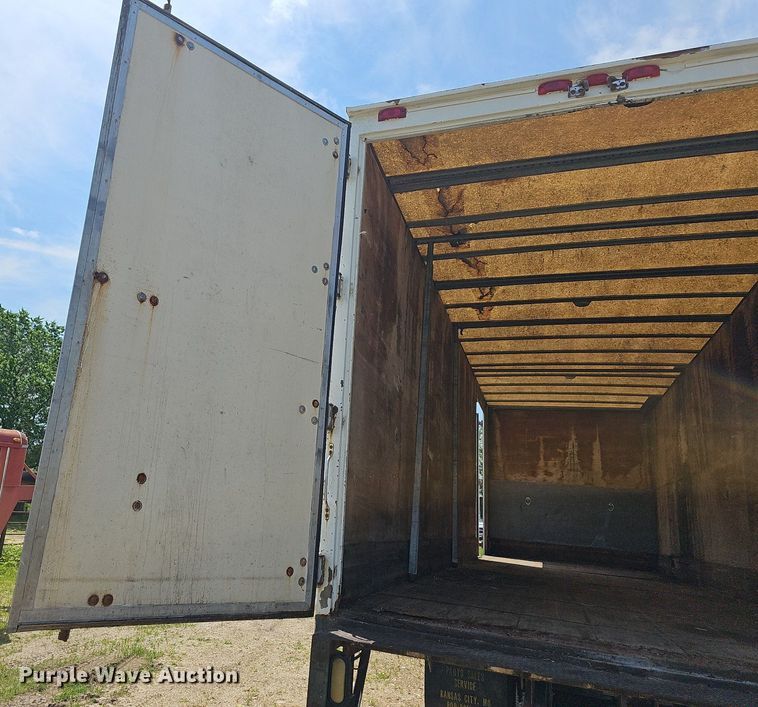 image for item LW9621 1997 International 4900  box truck