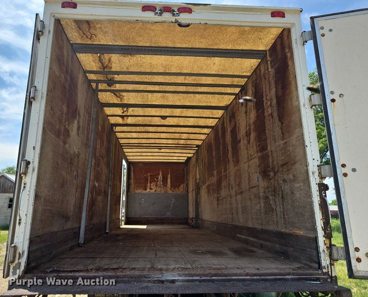 image for item LW9621 1997 International 4900  box truck