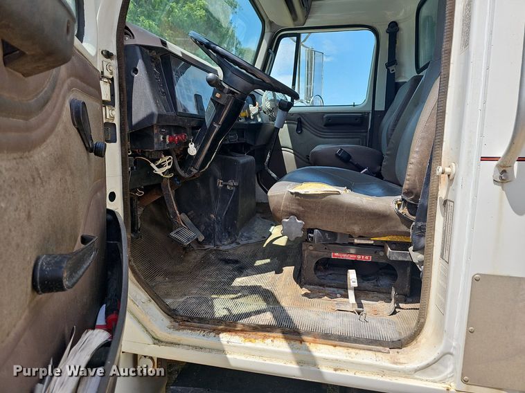 image for item LW9621 1997 International 4900  box truck