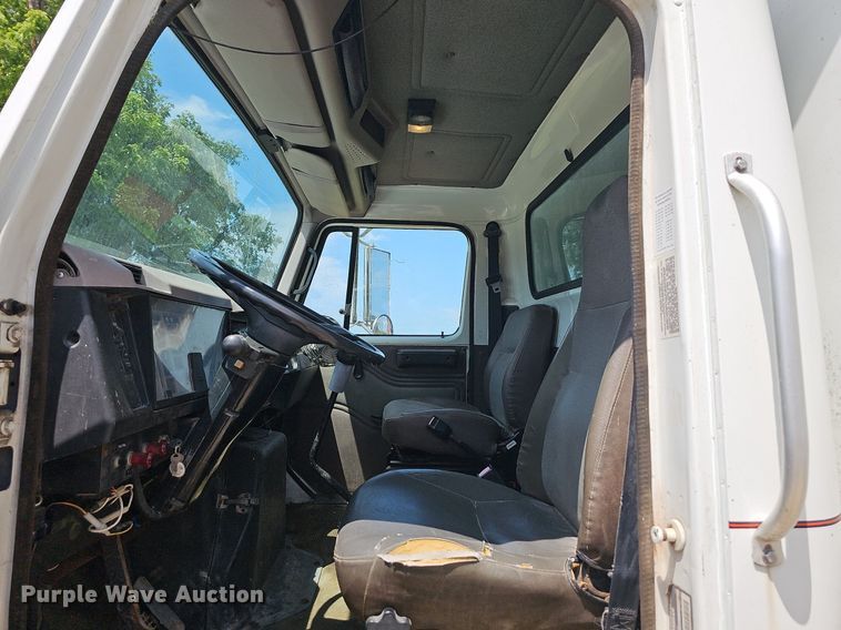 image for item LW9621 1997 International 4900  box truck