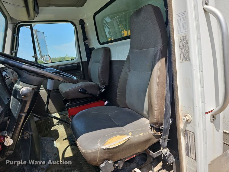 image for item LW9621 1997 International 4900  box truck