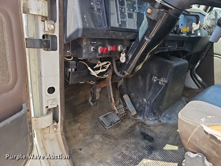 image for item LW9621 1997 International 4900  box truck