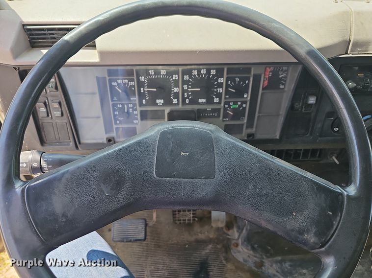 image for item LW9621 1997 International 4900  box truck