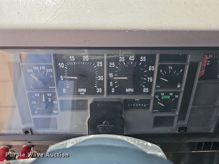 image for item LW9621 1997 International 4900  box truck