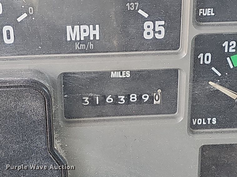 image for item LW9621 1997 International 4900  box truck