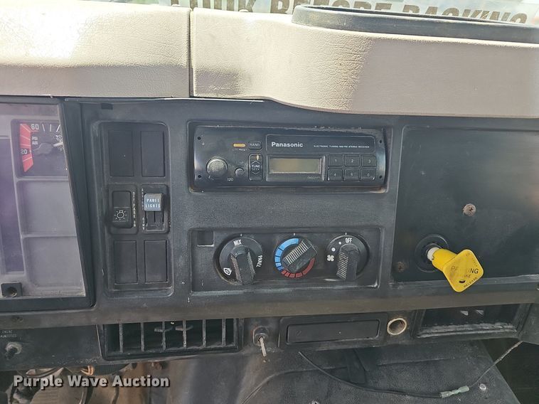 image for item LW9621 1997 International 4900  box truck