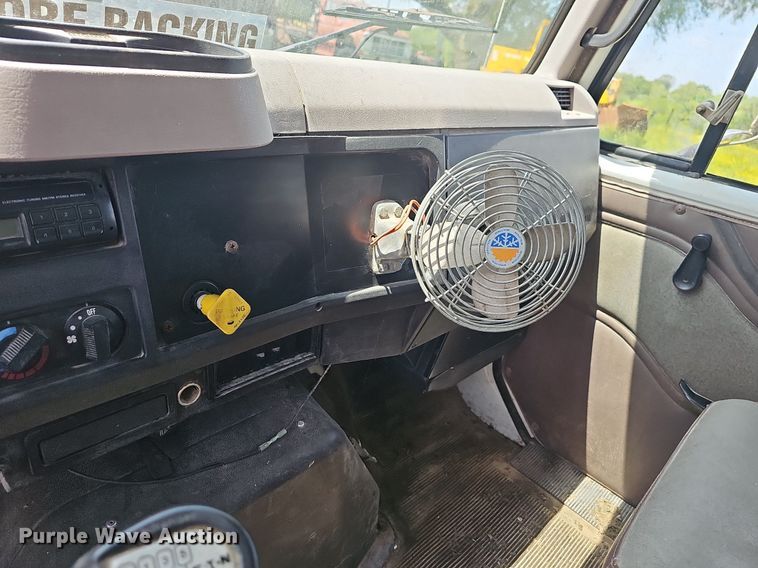 image for item LW9621 1997 International 4900  box truck