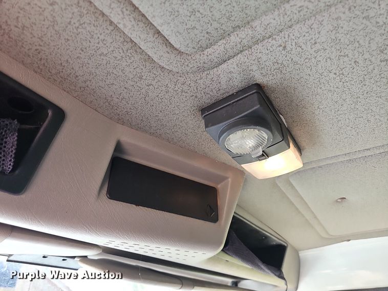 image for item LW9621 1997 International 4900  box truck