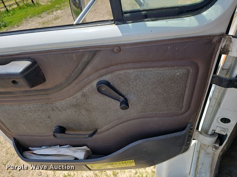 image for item LW9621 1997 International 4900  box truck