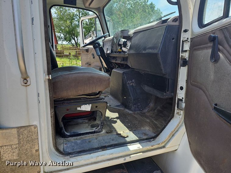 image for item LW9621 1997 International 4900  box truck