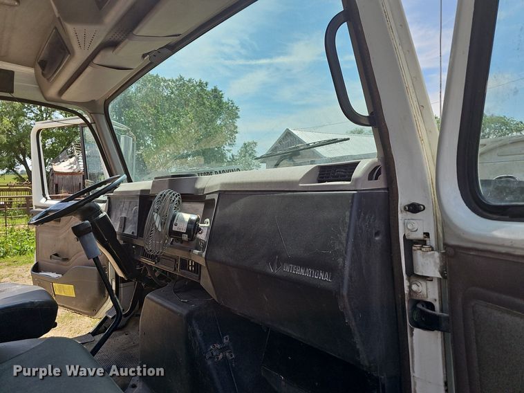 image for item LW9621 1997 International 4900  box truck