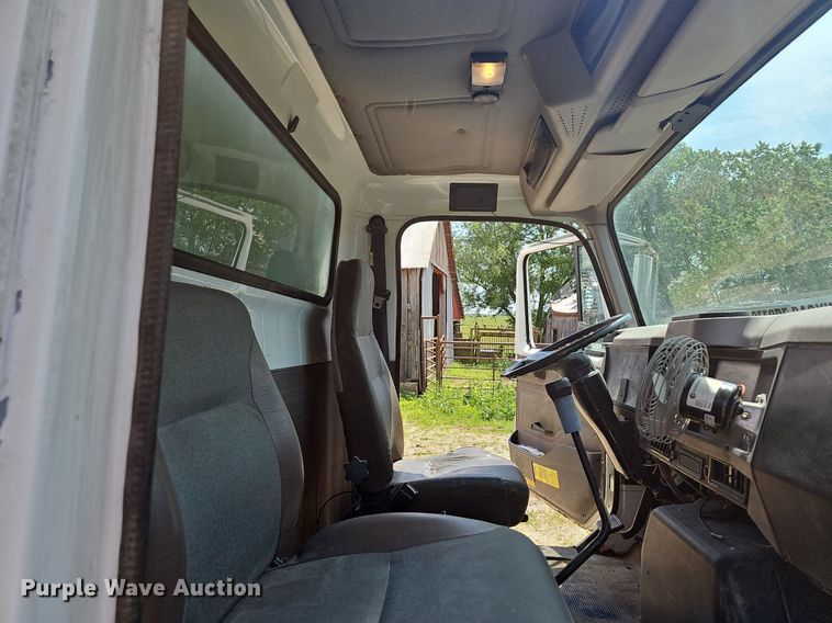 image for item LW9621 1997 International 4900  box truck