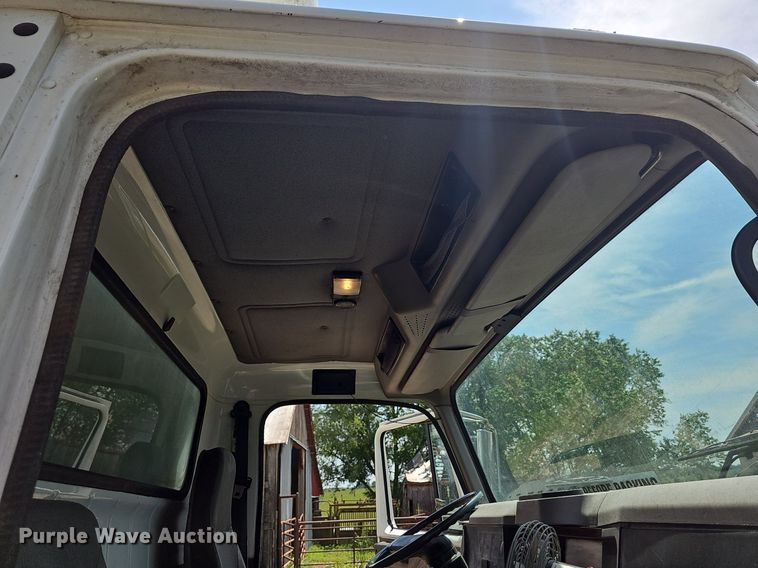 image for item LW9621 1997 International 4900  box truck