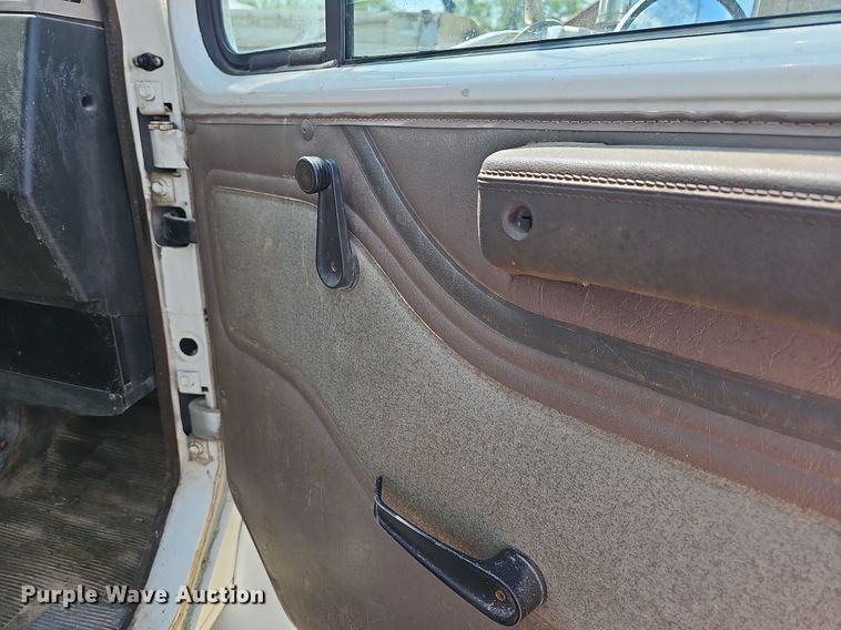 image for item LW9621 1997 International 4900  box truck