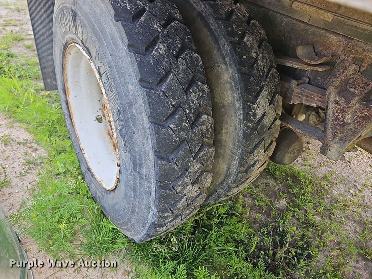 image for item LW9621 1997 International 4900  box truck