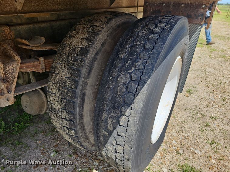 image for item LW9621 1997 International 4900  box truck