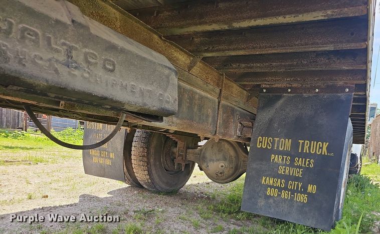 image for item LW9621 1997 International 4900  box truck