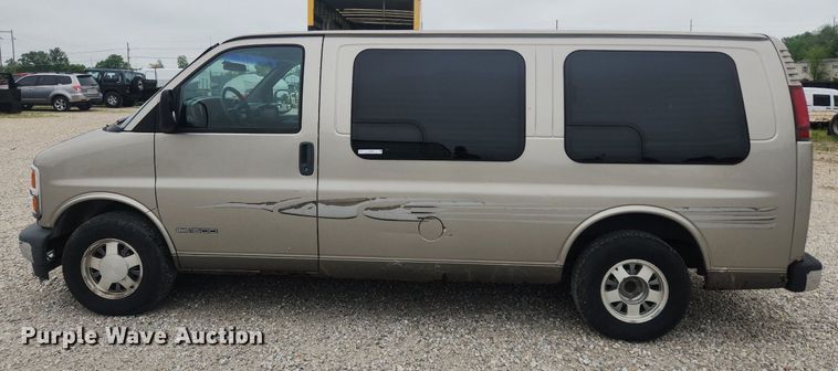 image for item LX9557 2002 GMC Savana G1500  van